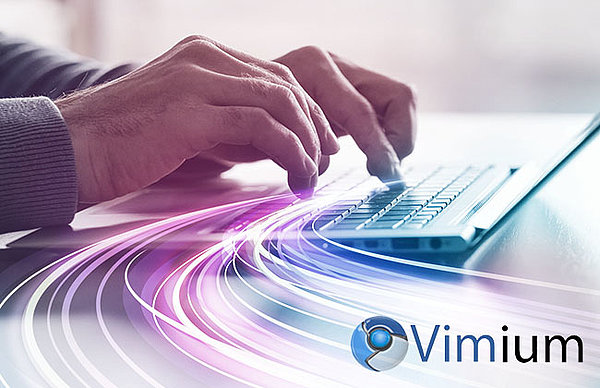 Finger auf Laptop mit Vimium Logo