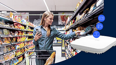 Frau im Supermarkt nutzt Smartphone, um ein Produkt aus einem Regal auszuwählen. Im Vordergrund ein Access Point der LANCOM LX-7200-Serie. 